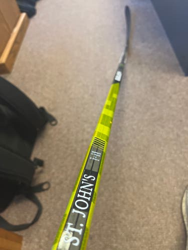 Senior Right Handed P28M Pro Stock Supreme UltraSonic Hockey Stick