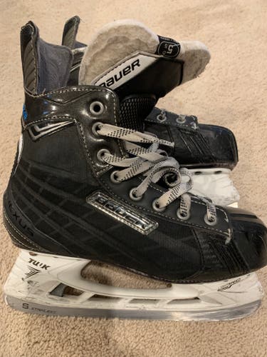 Junior Used Bauer Nexus 5000 Hockey Skates Size 5.5