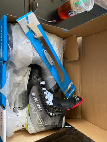 New Bauer Size 7.5 Vapor Hyperlite Hockey Skates