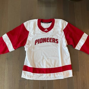 Adidas Sacred Heart University Hockey Jersey Pioneers NCAA sz 56 Made In Canada