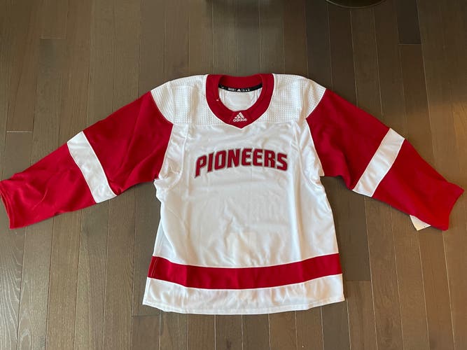Adidas Sacred Heart University Hockey Jersey Pioneers NCAA sz 56 Made In Canada