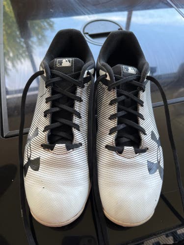 Youth under armour baseball cleats
