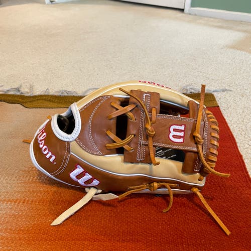 Brand New Wilson A2000 H12 Fastpitch Softball Glove 12"