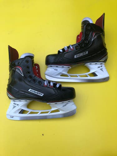 Junior New Bauer Vapor X Velocity Hockey Skates Regular Width Size 5.5