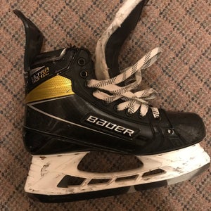 Used Bauer Regular Width Size 9 Supreme UltraSonic Hockey Skates