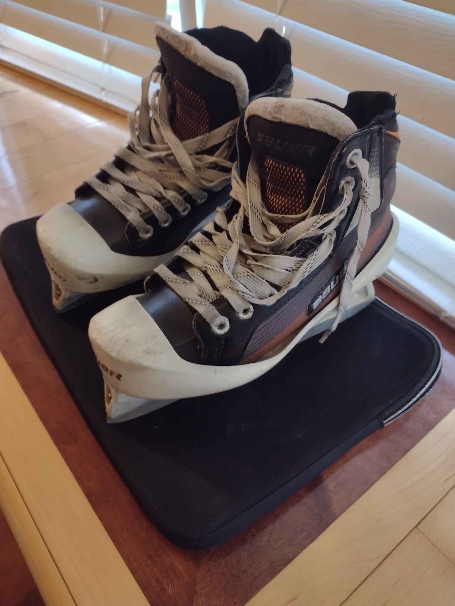 Junior Used Bauer Performance Hockey Goalie Skates Regular Width Size 4.5