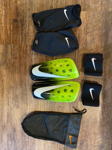 Men's Medium Nike Mercurial lite Shin Guards