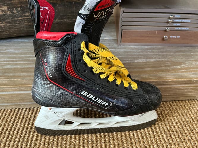 Used Intermediate Bauer Vapor 3X Pro Hockey Skates Regular Width Size 5