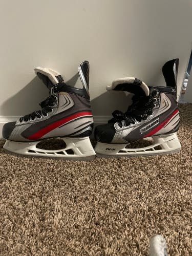 Used Bauer Regular Width Size 4 Vapor Hockey Skates
