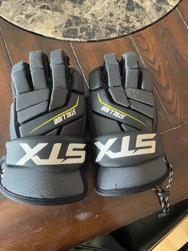 Used STX Stallion 200 Lacrosse Gloves Medium