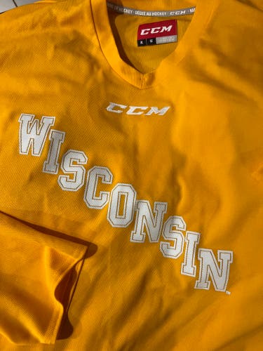 CCM Wisconsin jersey #16 xl Like New