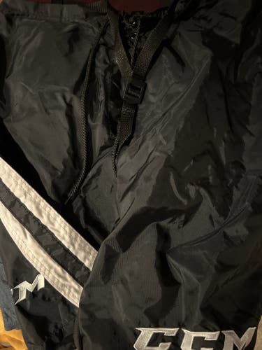 CCM shell breezed covers black white stripe Medium