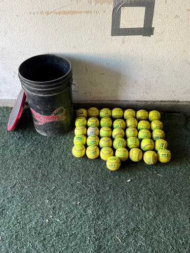 Rawlings RIF 1 Softballs 8U 10” (x 36) With Bucket