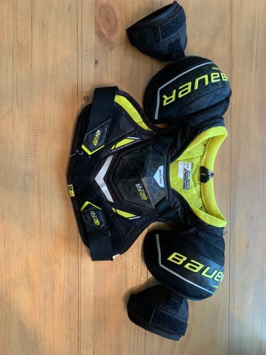 Used Medium Bauer Supreme Ultrasonic Shoulder Pads