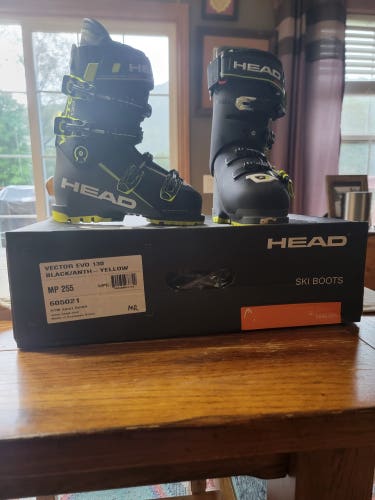 New HEAD All Mountain Vector EVO 130 Ski Boots 25.5