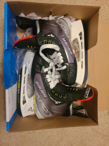 New Bauer Vapor Hyperlite Hockey Skates Size 5.5 Fit 3
