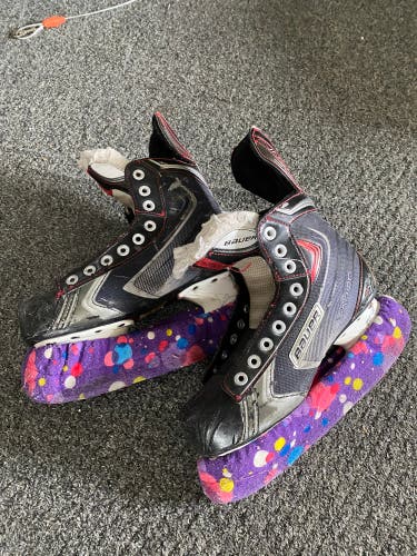 Junior Bauer Regular Width Size 5.5 Vapor X70 Hockey Skates