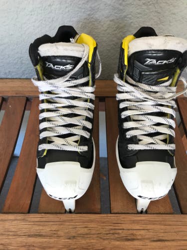 Junior Used CCM Tacks Hockey Goalie Skates Regular Width Size 4