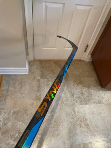 New Bauer Nexus Sync Hockey Stick - Right Handed - P28 77 Flex