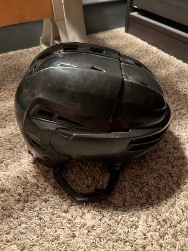 Used Bauer Re-Akt 100 Helmet