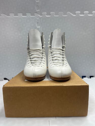 New SP-TERI Figure Skates Size 5.5