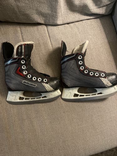 Used Bauer Regular Width Size 12 Vapor x30 Hockey Skates