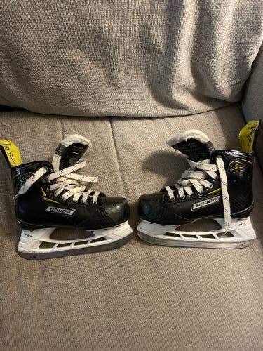 Used Bauer Regular Width Size 13 Supreme 2S Hockey Skates