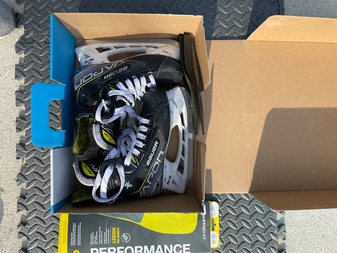 Used Bauer Vapor 3X Hockey Skates Regular Width Size 2.5