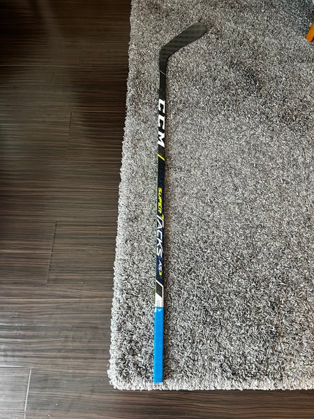 Senior Right Handed P28 Super Tacks AS3 Hockey Stick