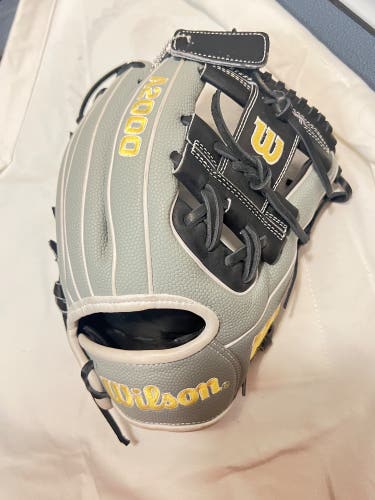 New Right Hand Throw 11.5" A2000 Baseball Glove