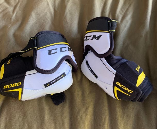 Used Large CCM Tacks 9060 Elbow Pads