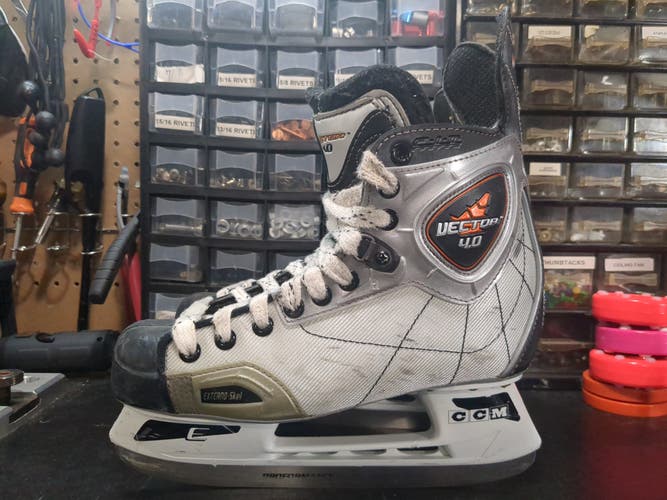 Junior Used CCM Vector 4.0 Hockey Skates Extra Wide Width Size 5