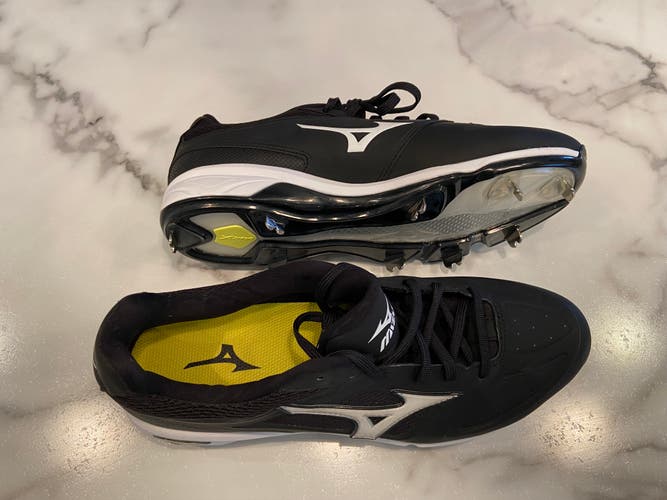 Mizuno Dominant IC Men's Size 9.5 (Women's 10.5)
