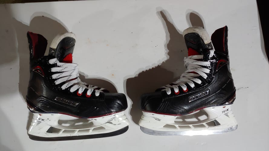 Junior New Bauer Vapor X700 Hockey Skates Extra Wide Width Size 4.5