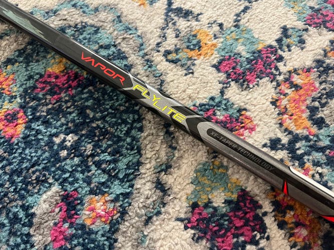 Senior Right Handed P28 Vapor FlyLite Hockey Stick