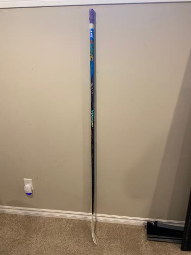 Senior Right Handed P28 Nexus Sync Hockey Stick