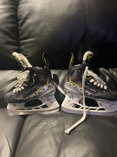 Used Bauer Extra Wide Width Size 2 Vapor 3X Hockey Skates
