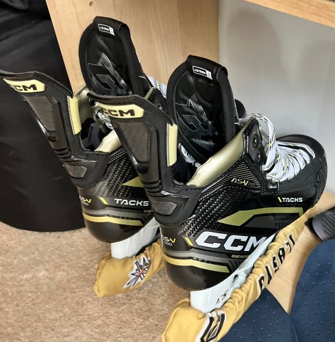 CCM Regular Width Size 9 Tacks ASV Pro Hockey Skates