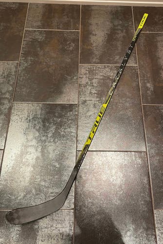 Senior Right Handed P28  Catalyst 9X Hockey Stick