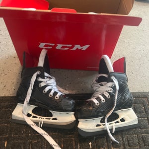 New Bauer Regular Width Size 9 Vapor Hockey Skates