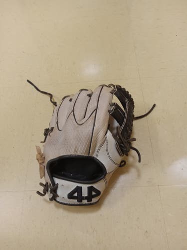 Used 44 Pro Right Hand Throw Infield Signiture Series Baseball Glove 11.75"