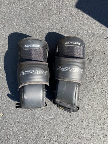 Used senior Bauer Supreme knee guards