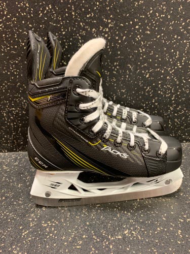 New CCM Regular Width Size 3 Tacks Hockey Skates