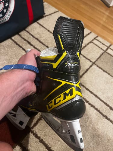 Used CCM Regular Width Size 2 Super Tacks 9380 Hockey Skates