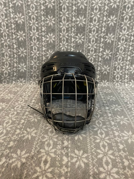 Small Bauer Re-Akt 200 Helmet With Cage