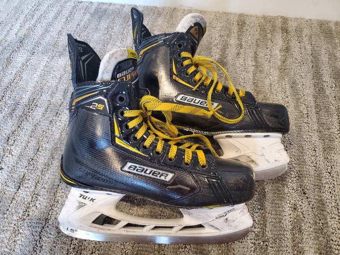 Junior Used Bauer Supreme 2S Hockey Skates Regular Width Size 4.5