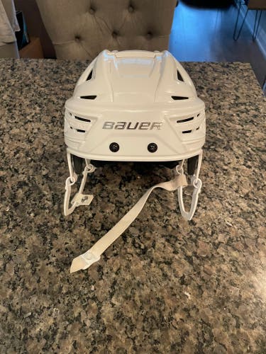 Used Medium Bauer Re-Akt 150 Helmet