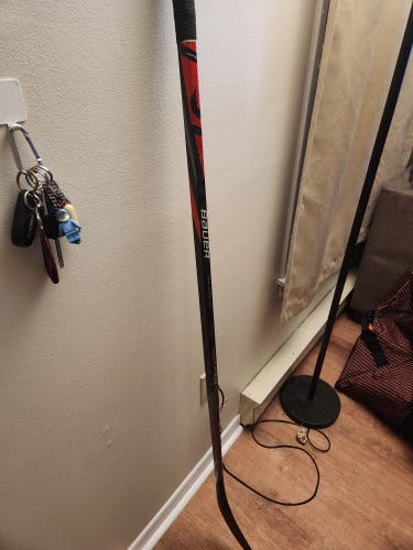 New Intermediate Bauer Right Handed Vapor FlyLite Hockey Stick P92M
