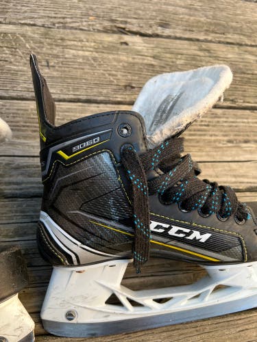 Used CCM Regular Width Size 4.5 Tacks 9060 Hockey Skates