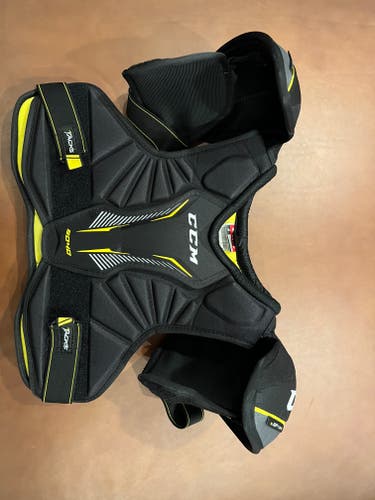 Junior Used Large CCM Tacks 9040 Shoulder Pads